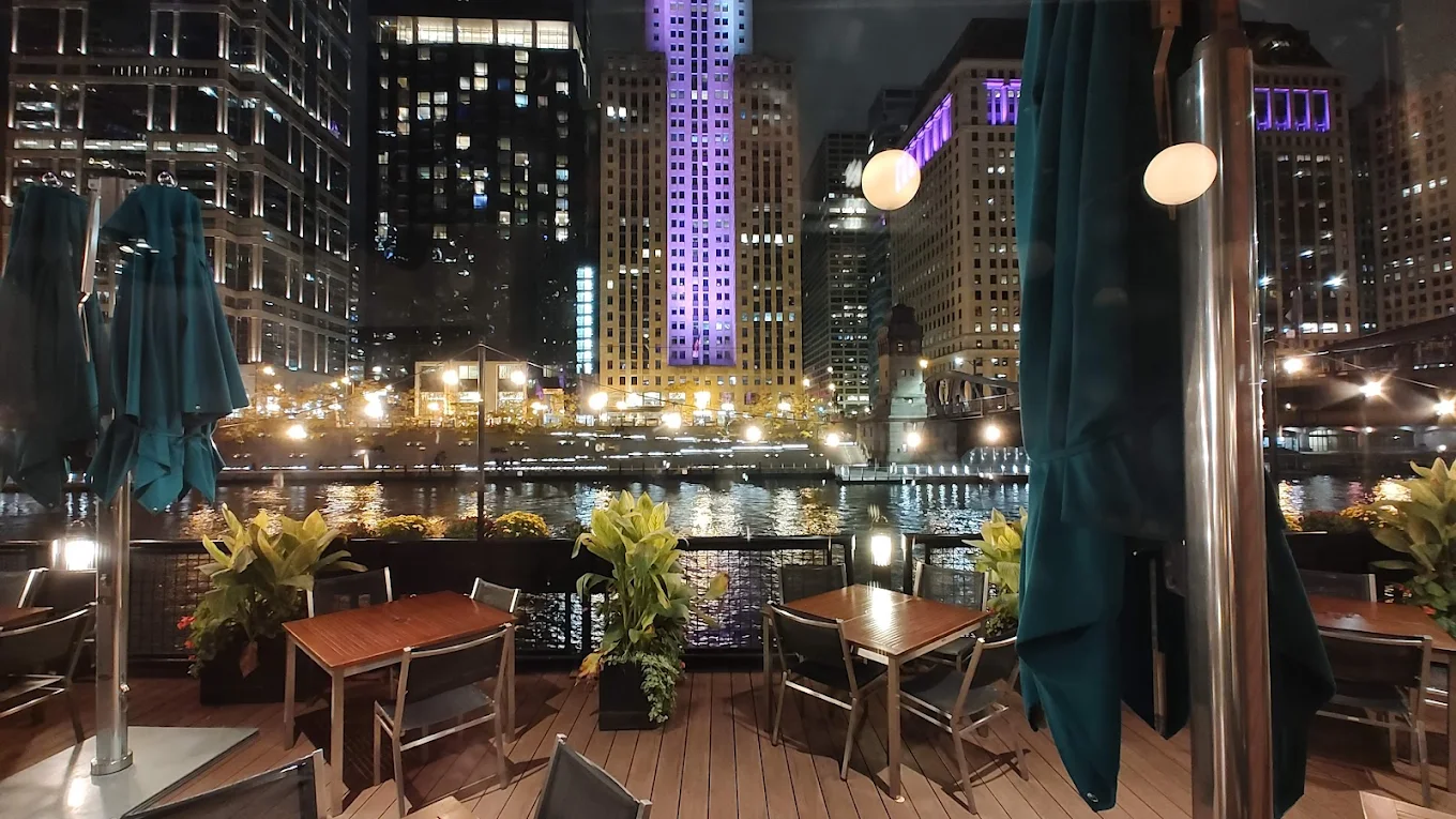 River Roast Chicago – Riverfront Dining with Stunning Chicago Skyline Views